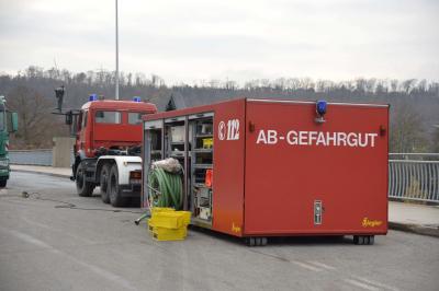 Esslingen-Zell: Mehrere hundert Liter Diesel aus LKW auf der Sirnauer Bruecke ausgelaufen
